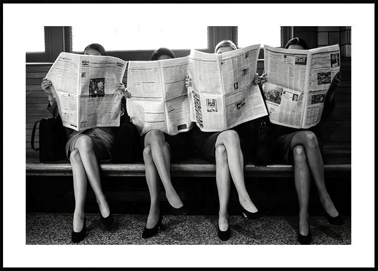 Frauen lesen Zeitungen Poster - Posterbox.dk