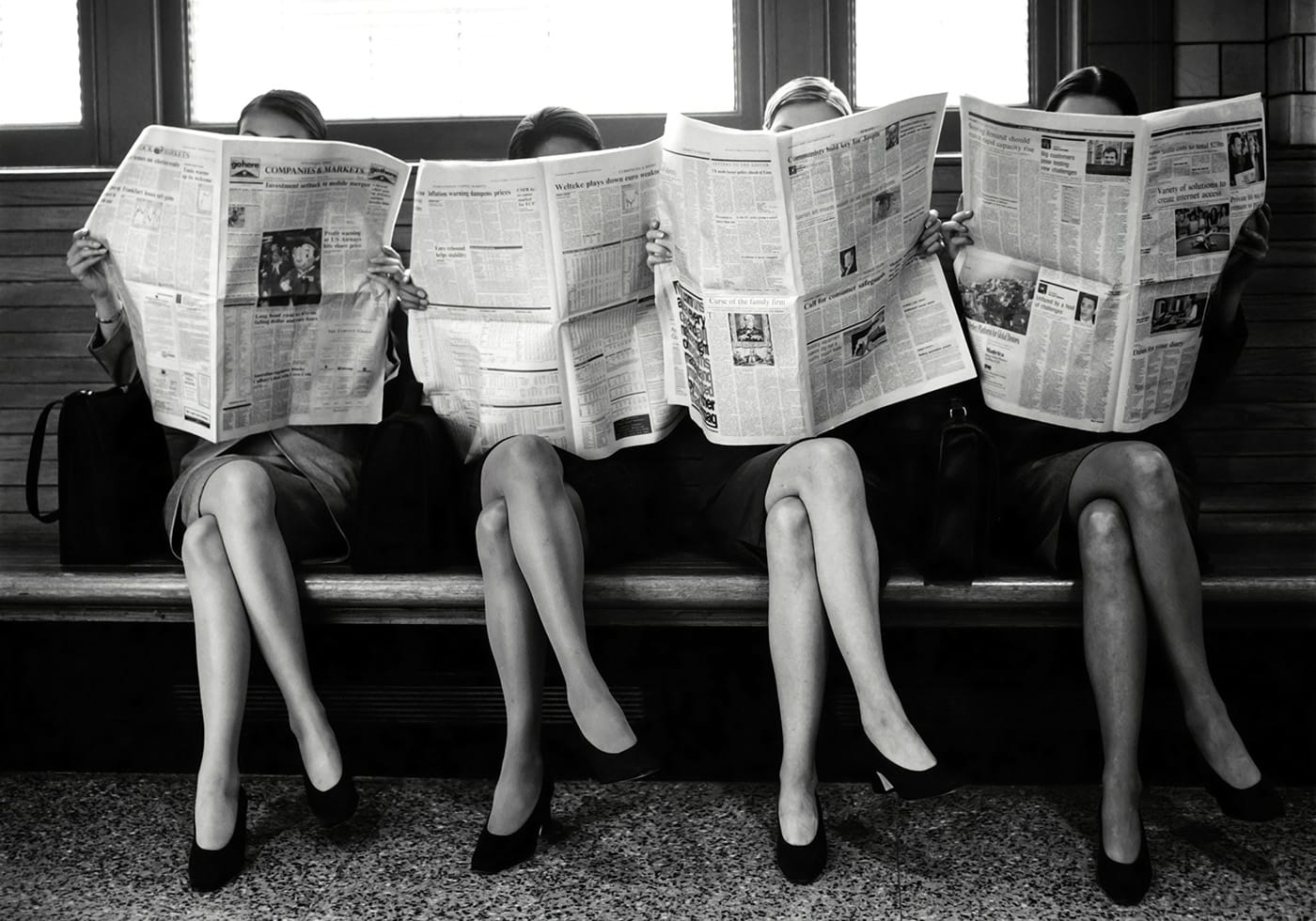 Frauen lesen Zeitungen Poster - Posterbox.dk