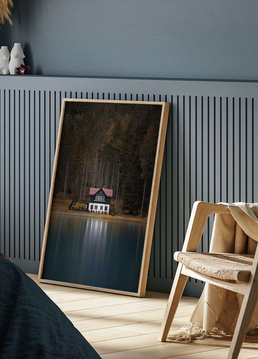 Ein Haus am Ufer des Sees Poster - Posterbox.dk