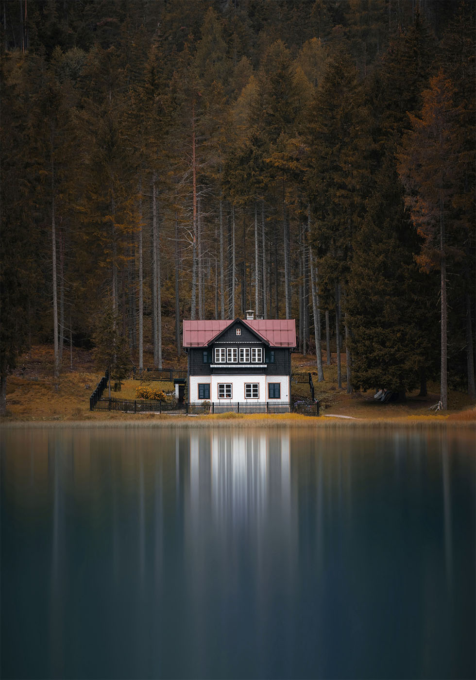 Ein Haus am Ufer des Sees Poster - Posterbox.dk