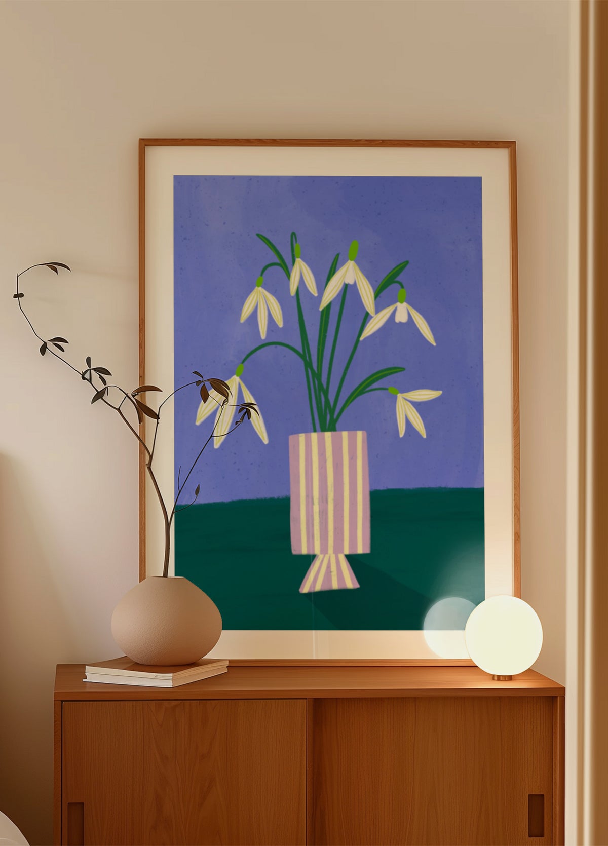 Schneeglöckchen in gestreifter Vase