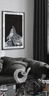 Snowy Mountain Under a Starry Night Sky Plakat - Posterbox