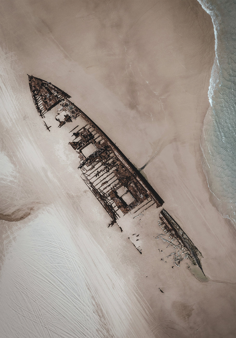 Altes Schiff am Strand Poster - Posterbox.dk