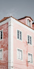 Rosa Gebäude in Lissabon Poster - Posterbox.dk