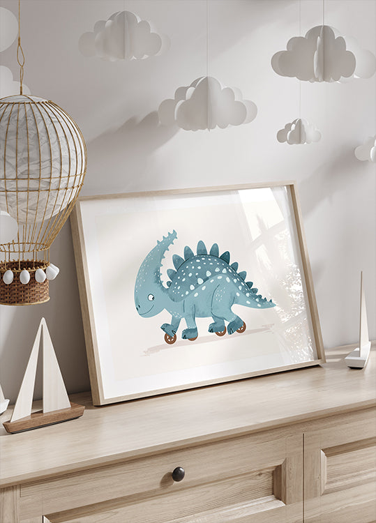 Blauer Dinosaurier auf Rädern Poster - Posterbox.dk