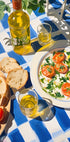 Caprese-Mittagessen auf blauen Fliesen, mediterranes Essen Poster - Posterbox.dk