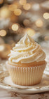 ein Cupcake auf einem Teller mit einem Weihnachtsbaum im Hintergrund