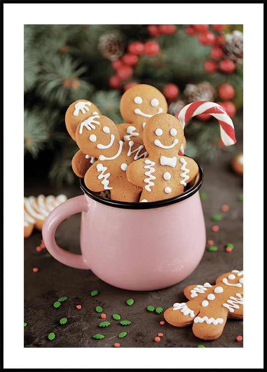 eine rosa Tasse voller Kekse und Zuckerstangen