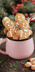 eine rosa Tasse voller Kekse und Zuckerstangen