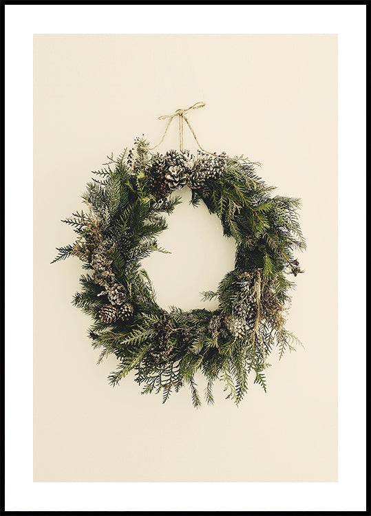 Ein Weihnachtskranz, der an einer Wand hängt