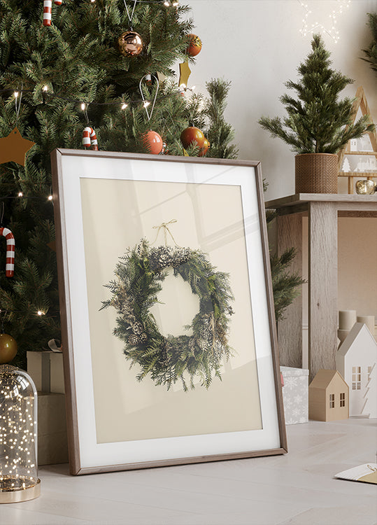 ein Bild eines Weihnachtskranzes auf einem Tisch neben einem Weihnachtsbaum