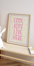 Coole Kinder leben hier, verspieltes Kinder-Zitat-Poster - Posterbox.dk