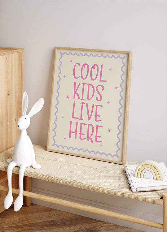 Coole Kinder leben hier, verspieltes Kinder-Zitat-Poster - Posterbox.dk