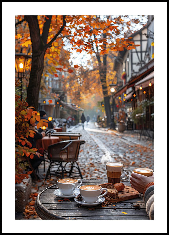 Zwei Tassen Kaffee stehen auf einem Tisch