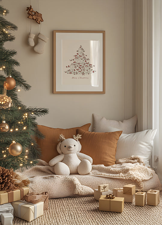 ein Teddybär, der auf einem Kissen vor einem Weihnachtsbaum sitzt