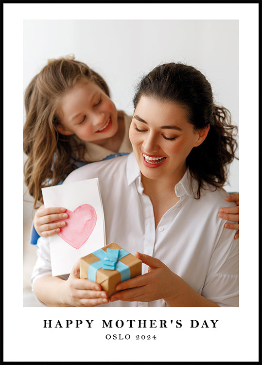 eine Muttertagskarte mit dem Bild eines Mädchens, das ein Geschenk in der Hand hält