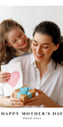Eine Frau und ein Mädchen halten eine Geschenkbox