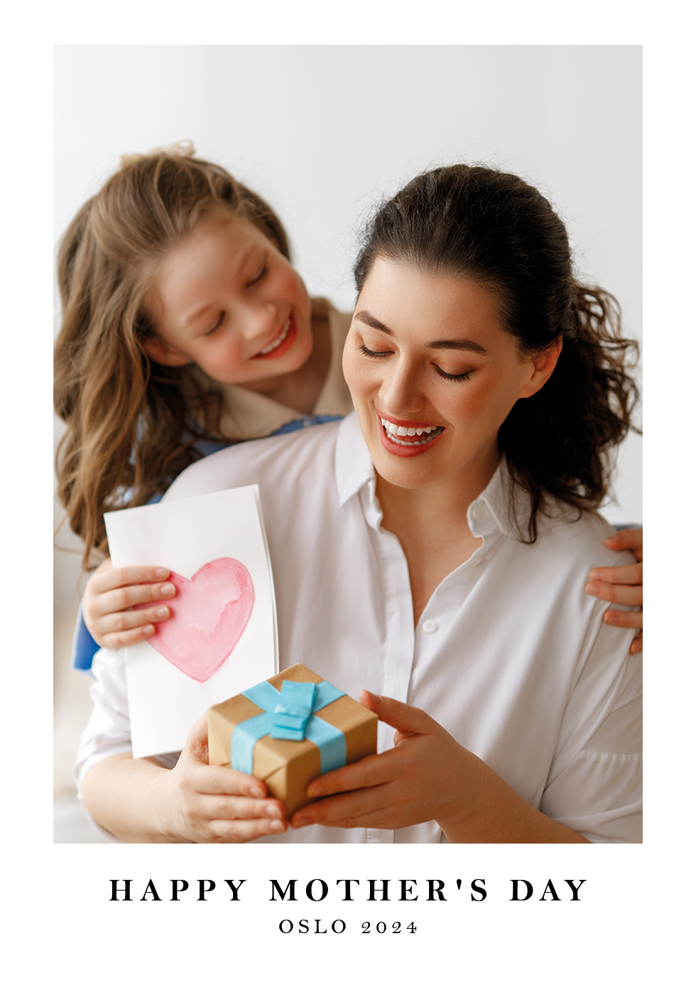 Eine Frau und ein Mädchen halten eine Geschenkbox