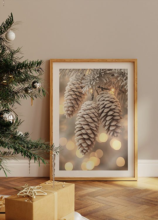 ein Bild eines Tannenzapfens, der an einem Weihnachtsbaum hängt