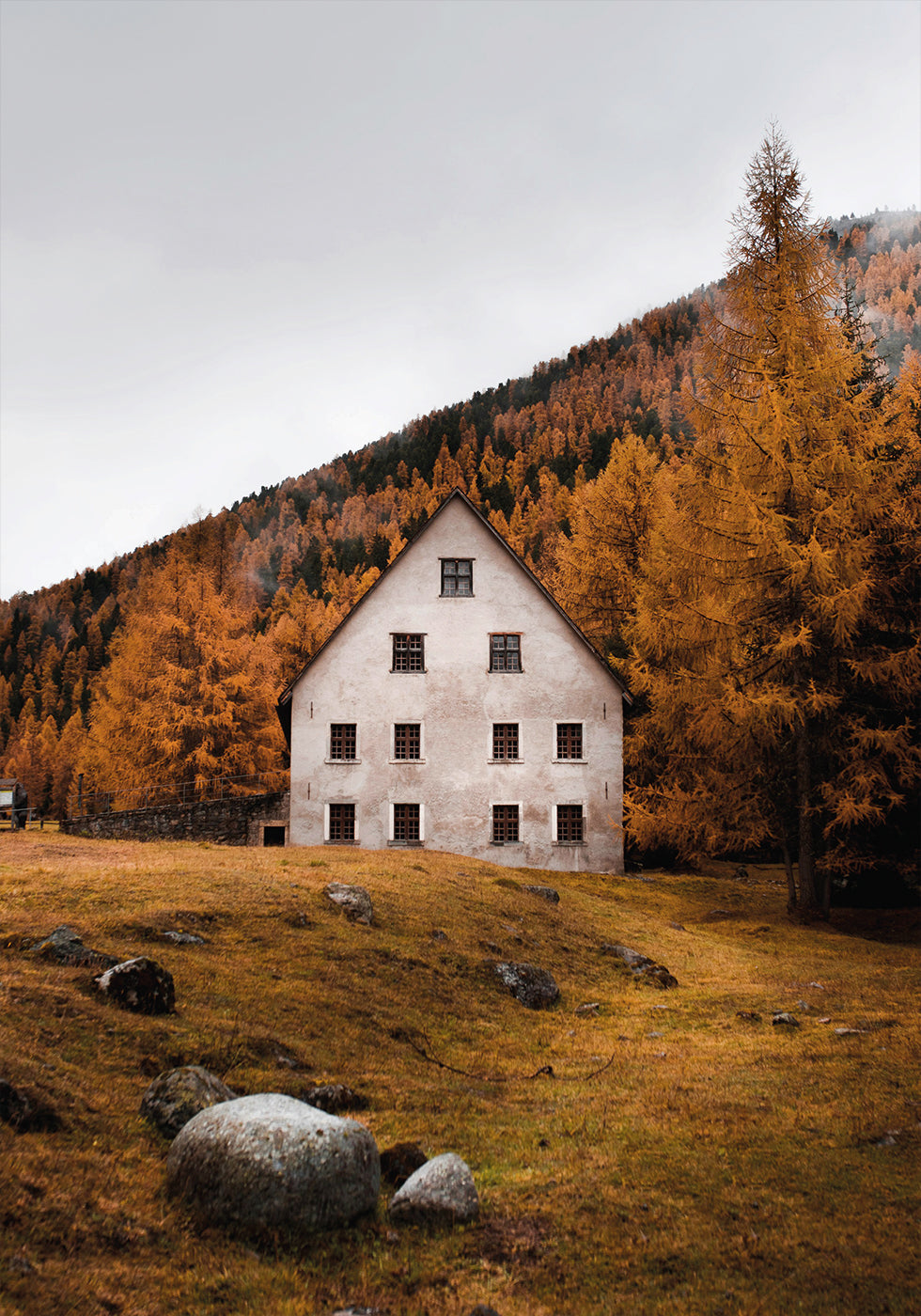 Haus in der Nähe der Herbstberge Poster - Posterbox.dk