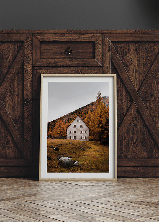 Haus in der Nähe der Herbstberge Poster - Posterbox.dk