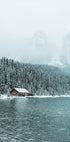 Hütte am Ufer eines Wintersees Poster - Posterbox.dk