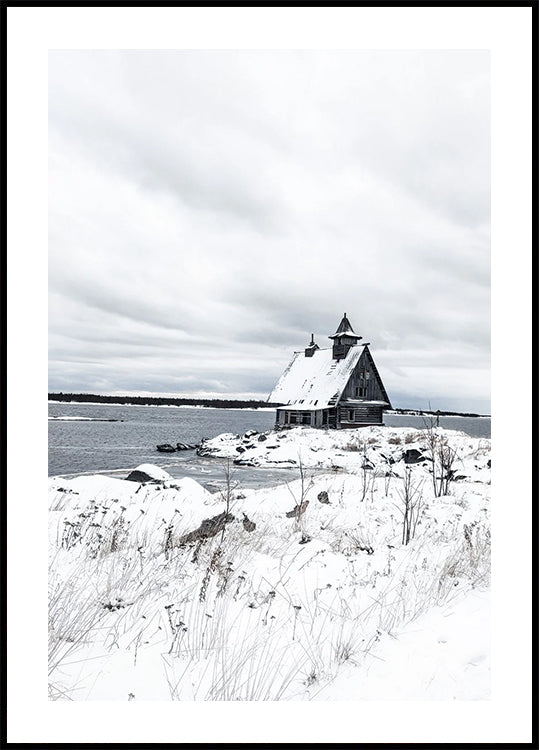 Isolierte Winterhütte am zugefrorenen See Poster - Posterbox.dk
