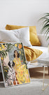 Dame in Gelb mit Dalmatiner, florales Sommerporträt-Druckplakat - Posterbox.dk