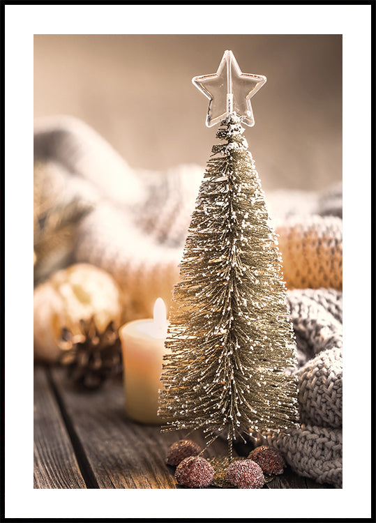 ein kleiner Weihnachtsbaum, der auf einem Holztisch sitzt