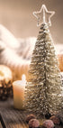 ein kleiner Weihnachtsbaum, der auf einem Holztisch sitzt
