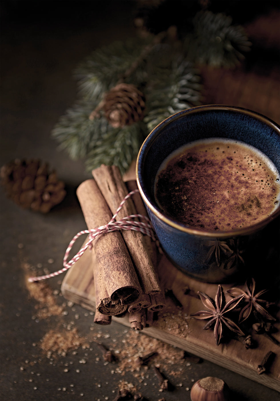 eine Tasse heiße Schokolade auf einem Schneidebrett