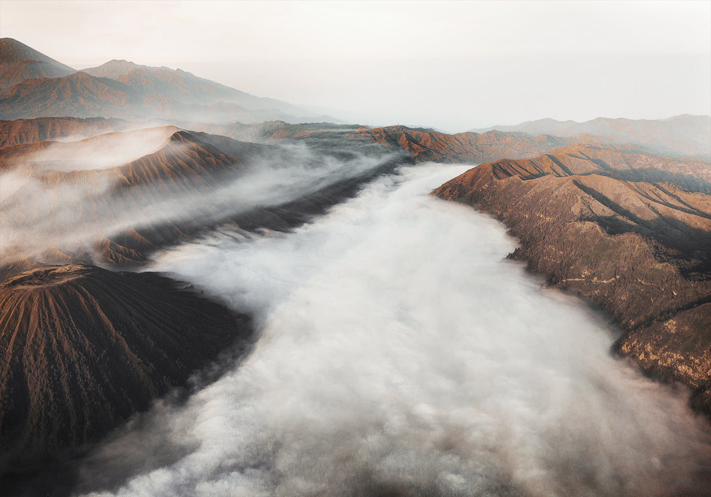 Mystischer Gunung Bromo: Ein ruhiger Vulkan im Nebel Poster - Posterbox.dk