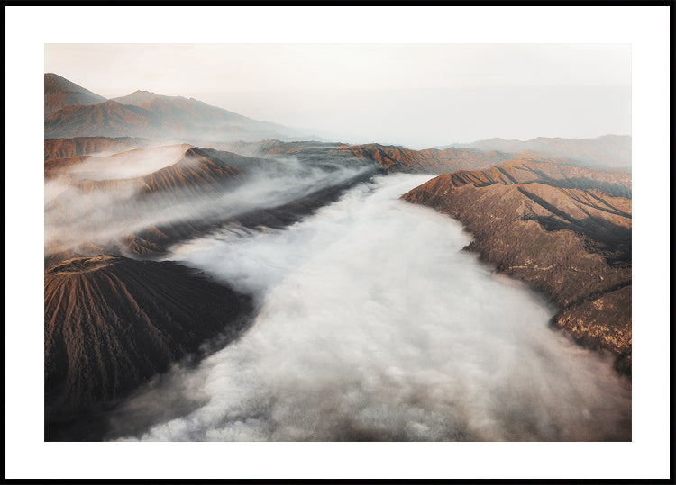 Mystischer Gunung Bromo: Ein ruhiger Vulkan im Nebel Poster - Posterbox.dk