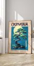 Okinawa-Geist, stilisierte Kiefer und Mond Poster - Posterbox.dk