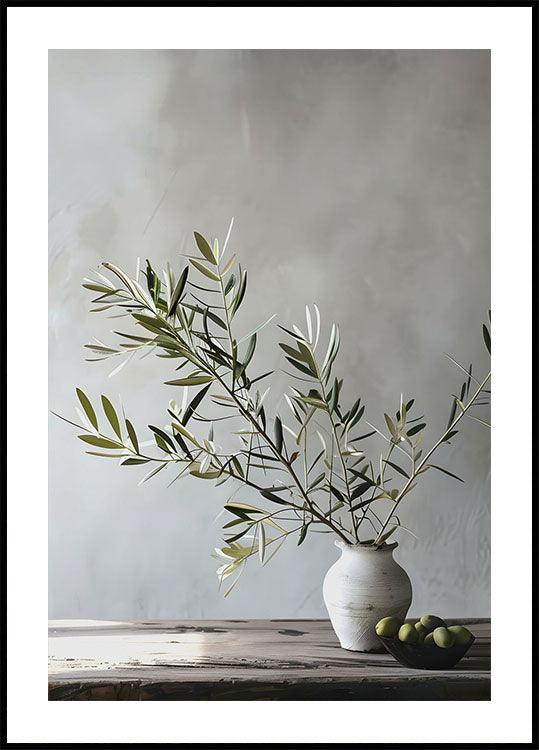 Eine weiße Vase mit grünen Oliven auf einem Holztisch