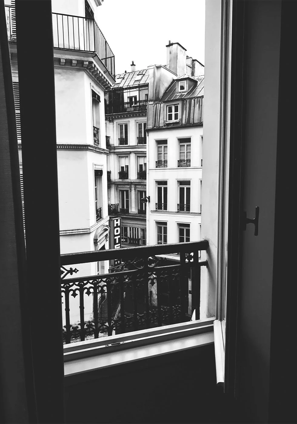 Poster mit Blick auf das Pariser Fenster - Posterbox.dk