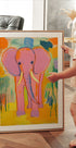 Rosa Elefant im bunten Dschungel Poster - Posterbox.dk