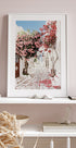 Rosa Blumenbäume in einer malerischen Gasse Poster - Posterbox.dk
