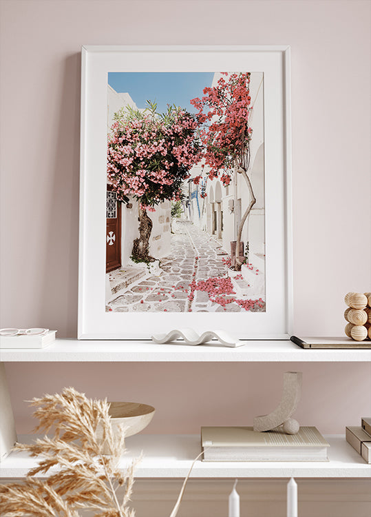 Rosa Blumenbäume in einer malerischen Gasse Poster - Posterbox.dk