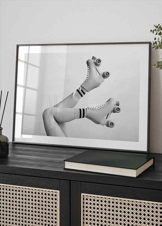Retro-Rollschuhe, ästhetisches Schwarz-Weiß-Poster - Posterbox.dk