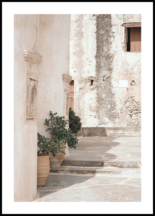 ein paar Pflanzgefäße stehen an der Seite eines Gebäudes