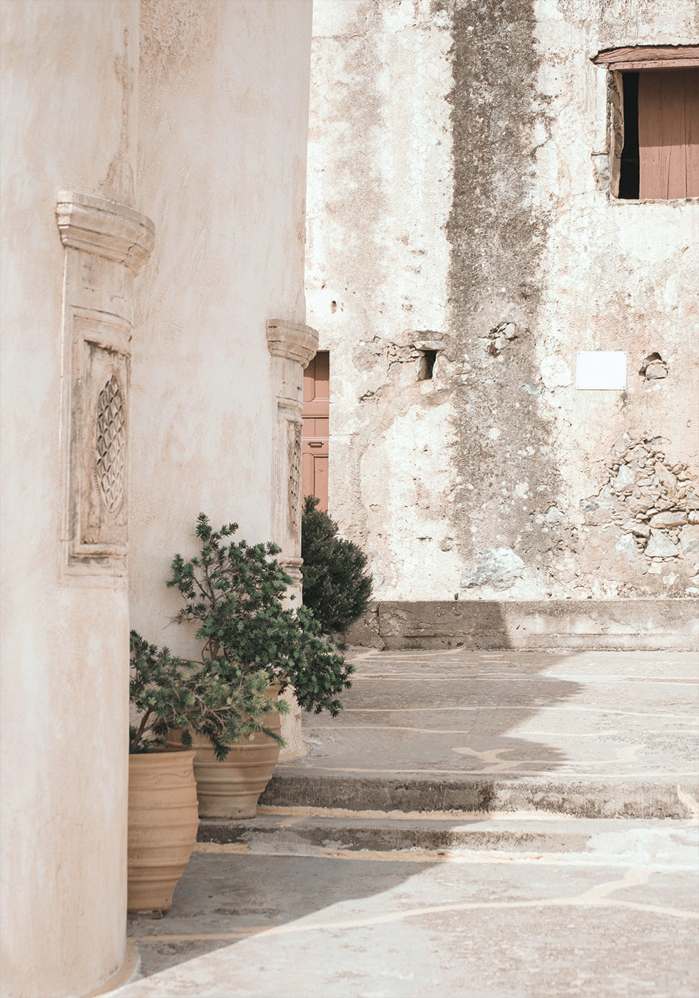 ein paar Pflanzgefäße stehen an der Seite eines Gebäudes