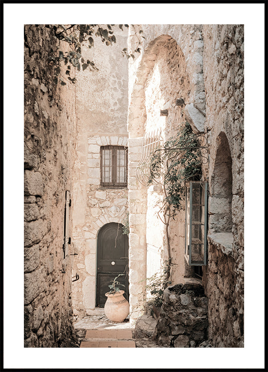 eine schmale Gasse mit einer Topfpflanze an der Seite