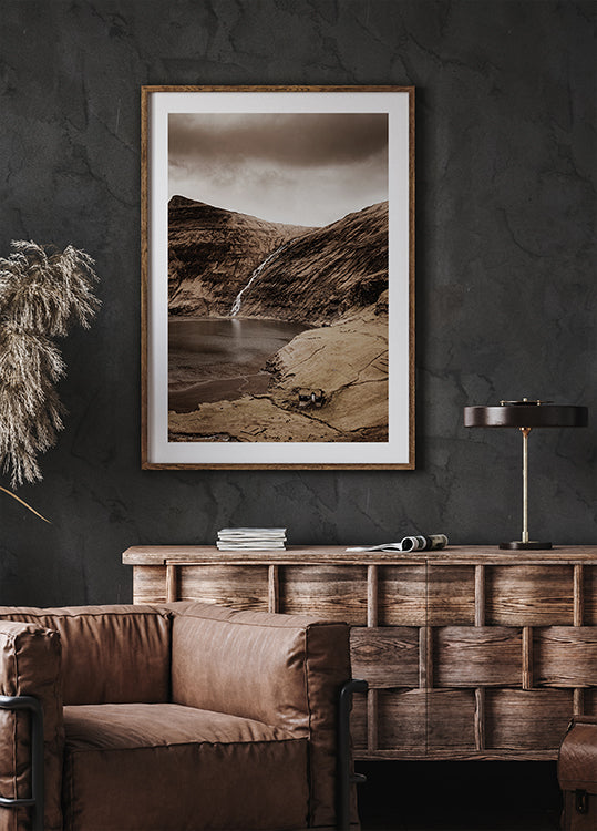 Kleines Haus in der Nähe des Wasserfalls Poster - Posterbox.dk