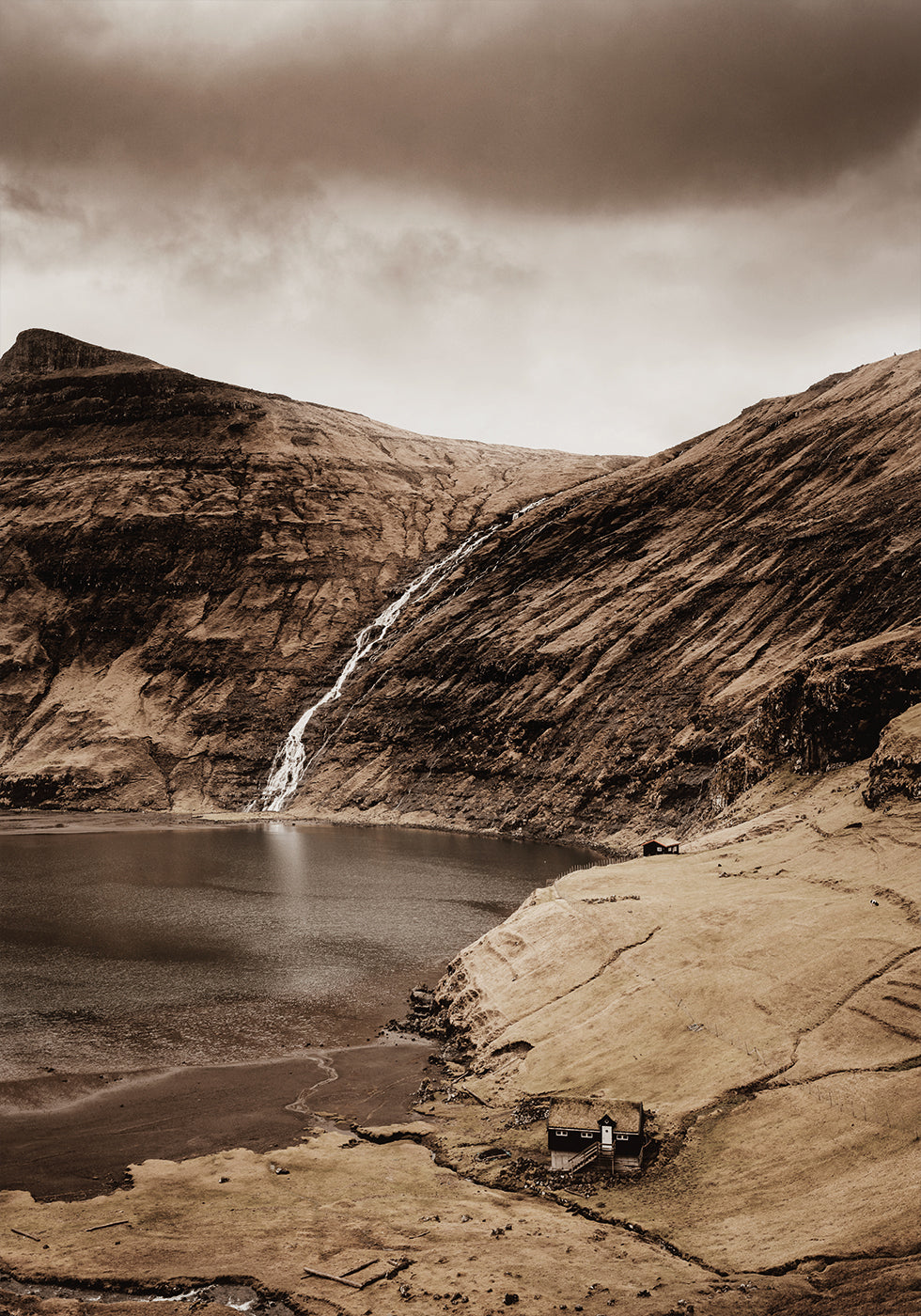 Kleines Haus in der Nähe des Wasserfalls Poster - Posterbox.dk