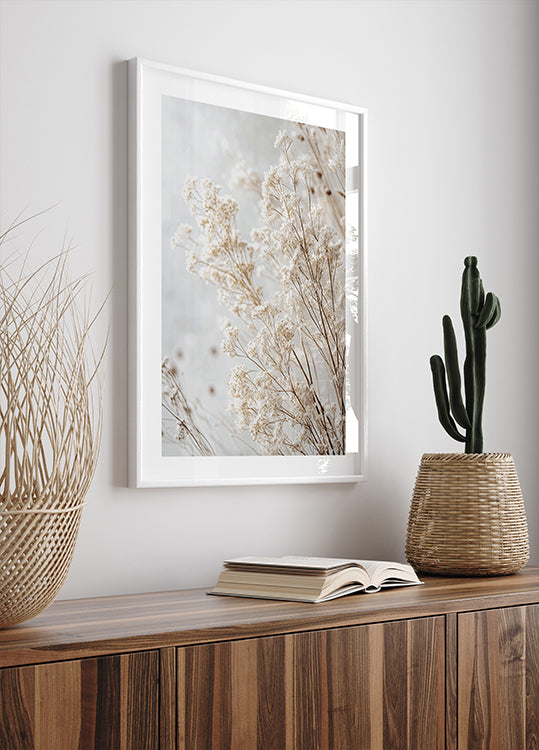 Sanftes Flüstern getrockneter Wildblumen in hellen Tönen Poster - Posterbox.dk