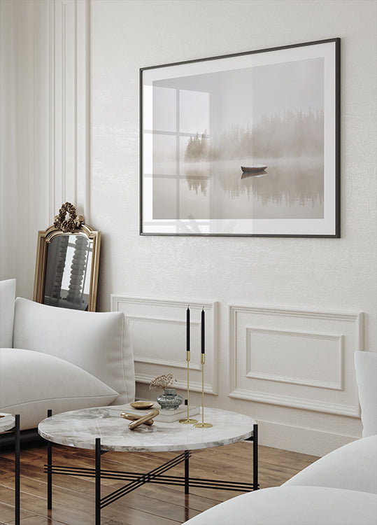 Einsames Boot auf einem nebligen See Poster - Posterbox.dk