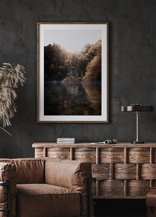 Poster „Sonnenaufgang im nebligen Wald mit Reflexionen“ - Posterbox.dk