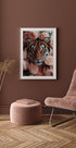 Tiger unter pfirsichfarbenen Rosen Poster - Posterbox.dk
