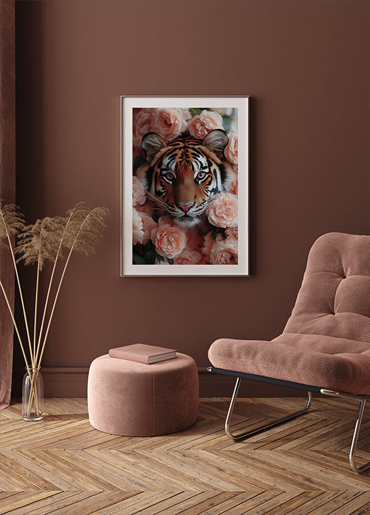 Tiger unter pfirsichfarbenen Rosen Poster - Posterbox.dk